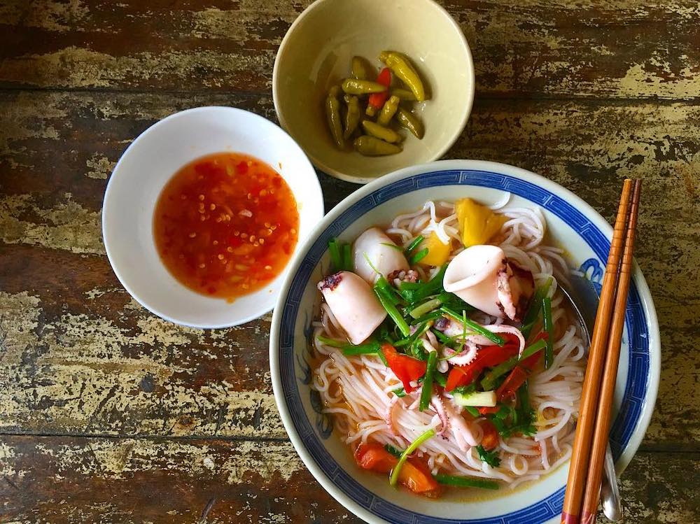 Đến Nha Trang ăn gì? Bún mực vạn Ninh