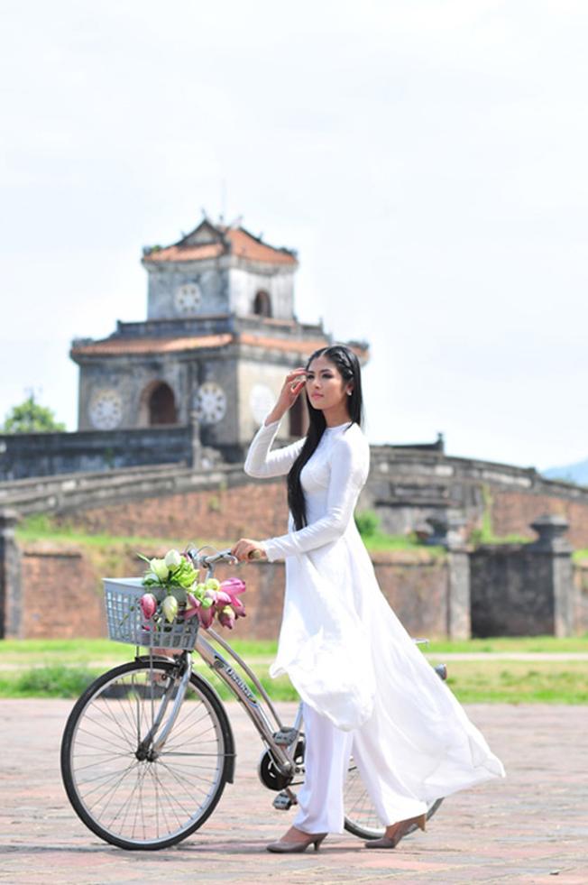 Chụp ảnh áo dài với hoa sen