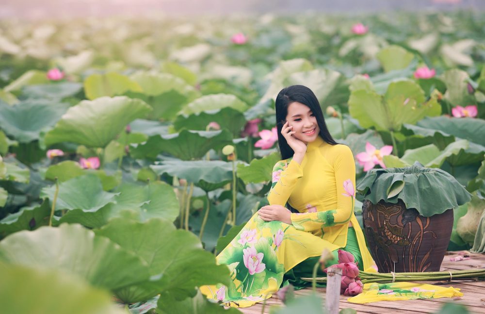 chụp ảnh áo dài với hoa sen tại Hà Nội