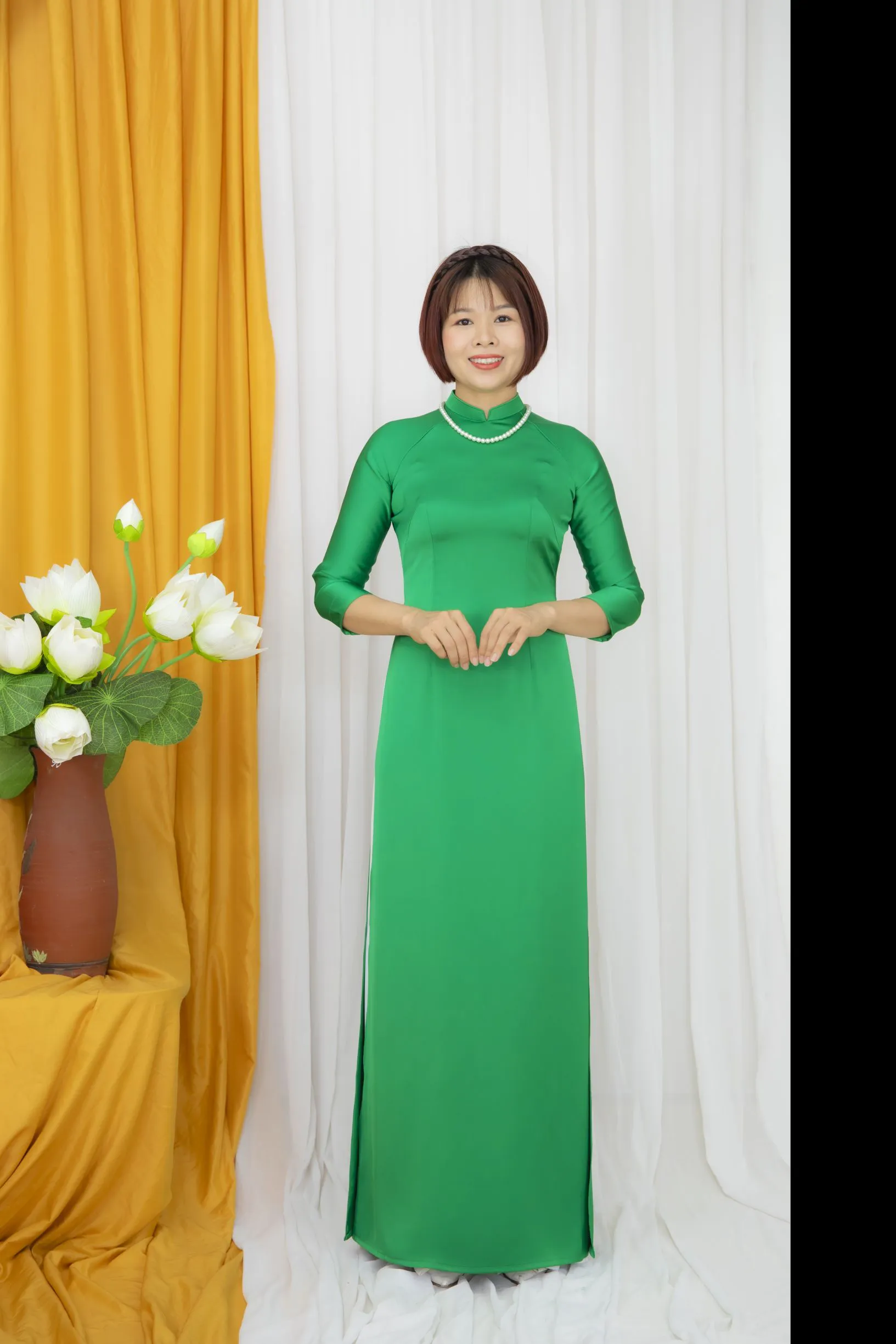 Chụp ảnh hoa sen nên chọn áo dài màu gì