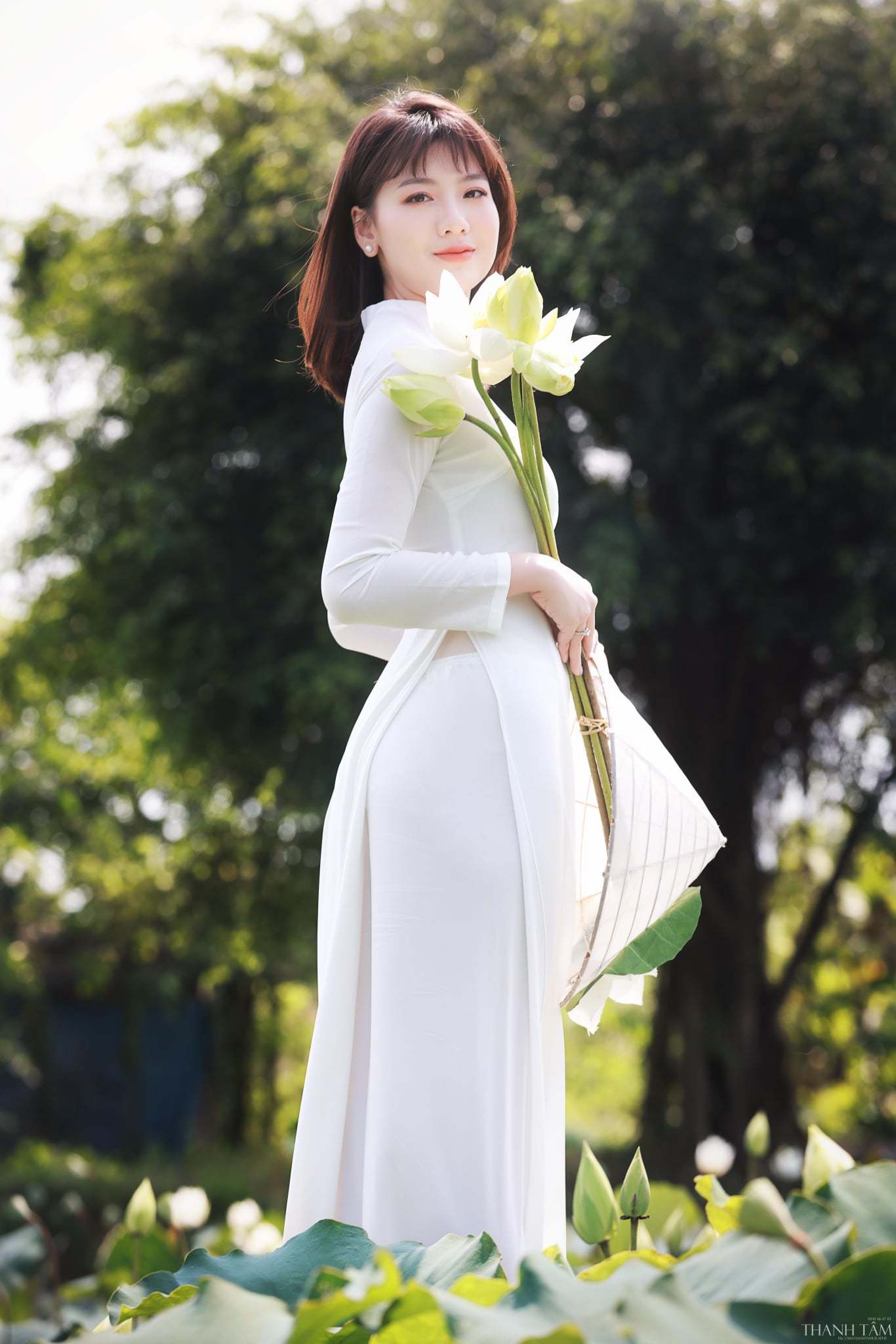 Chụp ảnh áo dài với hoa sen như thế nào cho đẹp