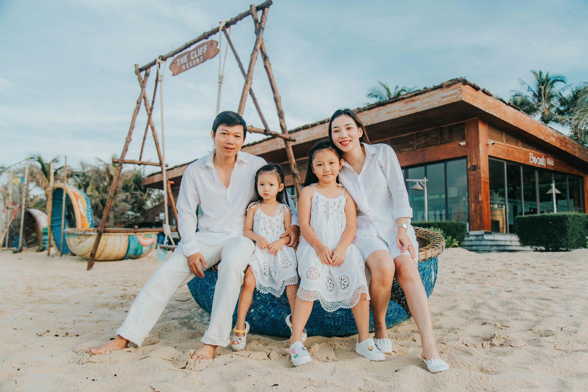 Hướng dẫn cách chụp ảnh gia đình 4 người trong studio