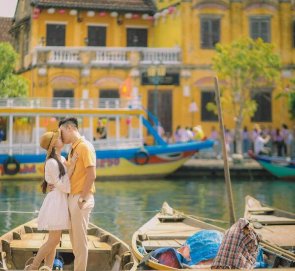 tạo dáng chụp ảnh couple ngoại cảnh lãng mạn