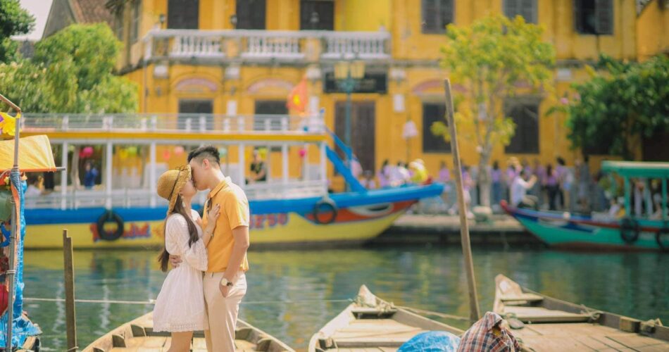 tạo dáng chụp ảnh couple ngoại cảnh lãng mạn